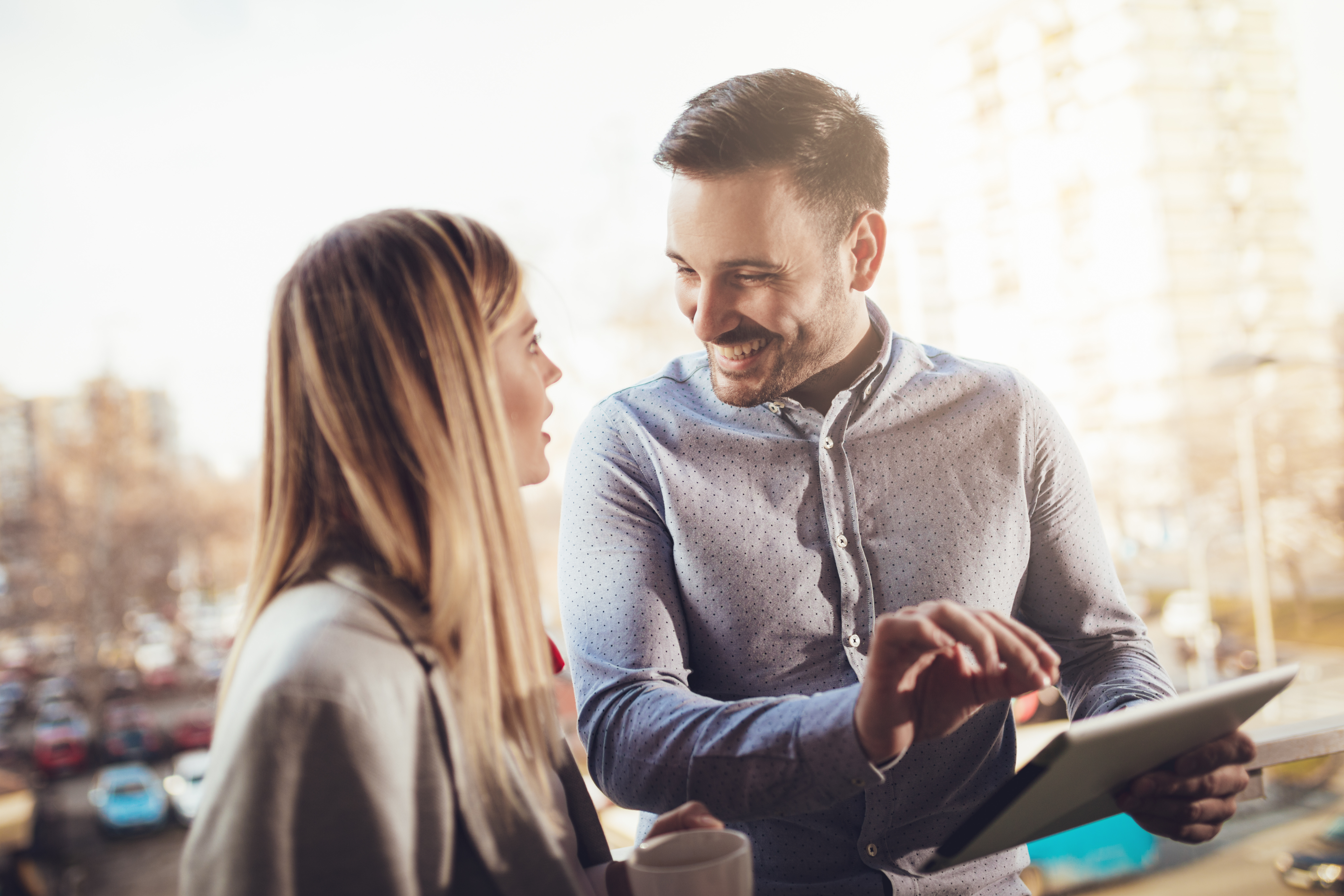 HR-professional analyseert onderzoeksresultaten op een dashboard
